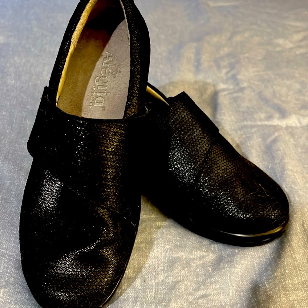 Algeria shoes. Velcro closure